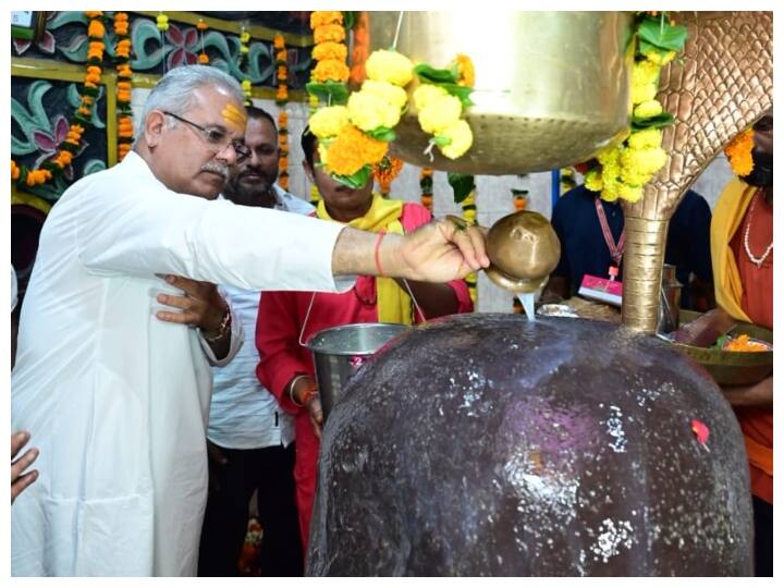 CM Baghel reached the shelter of Lord Shiva on the last Monday of Sawan, performed Jalabhishek in ancient Shiva temple ann Chhattisgarh: सावन के अंतिम सोमवार को भगवान शिव के शरण में पहुंचे सीएम बघेल, प्राचीन शिव मंदिर में किया जलाभिषेक