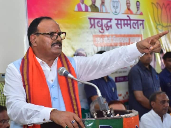 Deputy CM Brajesh Pathak Reaction On SP Leader Swami Prasad Maurya Hindu religion Statement UP Politics: 'हिंदू नाम का कोई धर्म नहीं', स्वामी मौर्य के बयान पर ब्रजेश पाठक बोले, 'समय आने पर जरूर...'