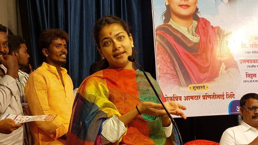 solapur congress praniti shinde slams prakash ambedkar and bjp pm narendra modi on dalit problems Praniti Shinde : दीनदलितांचा आवाज म्हणजे काँग्रेस, बाकी लोक निवडणुकीपुरतं येतात आणि जातात, त्यामुळे रक्तापेक्षा विश्वासाचे नाते महत्त्वाचे; प्रणिती शिंदे 