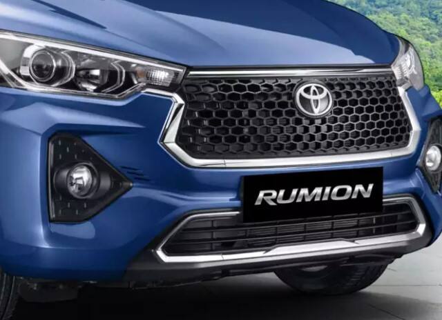 मारुती सुझुकीच्या परवडणाऱ्या अर्टिगा कारपेक्षा Rumion ची किंमत 1.65 लाख रुपयांनी जास्त आहे. पण अर्थातच, टोयोटाच्या कारमधील फिचर्स उत्कृष्ट आहेत. पेट्रोल आणि सीएनजी पर्यायामध्ये लाँच केलेल्या टोयोटा रूमियनची किंमत विविध रेंजमध्ये पाहायला मिळते.