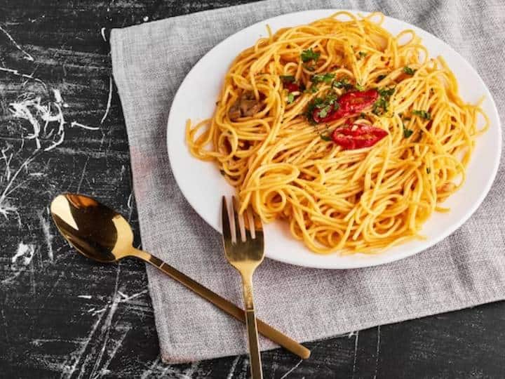 - इसी बीच एक बड़े पैन में पानी उबालें और उसमें नमक और थोड़ा सा तेल डालें. पैक्ड नूडल्स डालें और उनके विस्तृत निर्देशों के अनुसार पकाएं। पके हुए नूडल्स को जालीदार छलनी से छान लें और कुछ मिनट के लिए बहते पानी के नीचे रखकर अलग रख दें। नूडल्स में तेल की कुछ बूंदें डालें और हिलाएं ताकि वे आपस में चिपके नहीं.