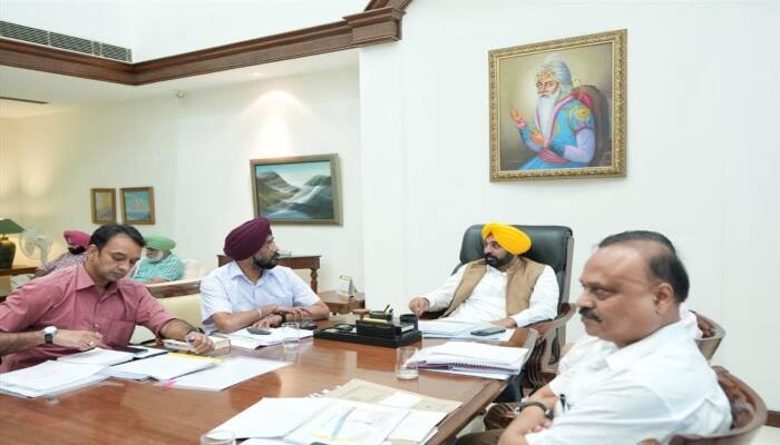 CM Bhagwant Mann held a meeting with the officers of Civil Aviation Department ਆਦਮਪੁਰ ਹਵਾਈ ਅੱਡੇ ਤੋਂ ਘਰੇਲੂ ਉਡਾਣਾਂ ਸ਼ੁਰੂ ਕਰਨ ਦੇ ਰਾਹ ਵਿਚਲੇ ਅੜਿੱਕੇ ਹੋਏ ਦੂਰ : ਸੀਐਮ ਭਗਵੰਤ ਮਾਨ