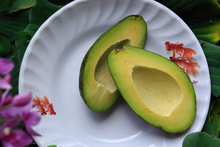 Avocado Disadvantage: अॅव्होकॅडो  जगभरात लोकप्रिय सुपरफूड म्हणून प्रसिद्ध आहेत. अॅव्होकॅडोमध्ये अनेक पोषण तत्त्वे असतात.