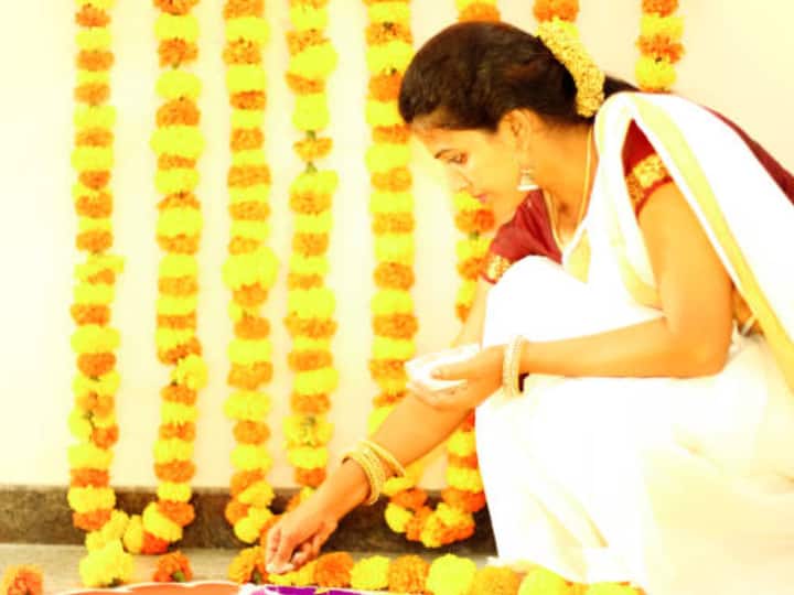 ஓணம் பண்டிகை ஏற்கனவே கலைக்கட்ட தொடங்கி விட்டது. இந்த ஓணம் பண்டிகையை இன்னும் சிறப்பானதாக மாற்ற இந்த இலை அடை ரெசிபியை ட்ரை செய்து பாருங்கள்.