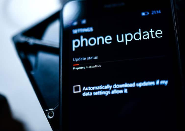 Why Software Update Is Important In Android Phone Know In Detail About Software Update Marathi News Smartphone Tips : Android फोनमधील सॉफ्टवेअर Updates कडे दुर्लक्ष करु नका, होऊ शकते 'हे' नुकसान