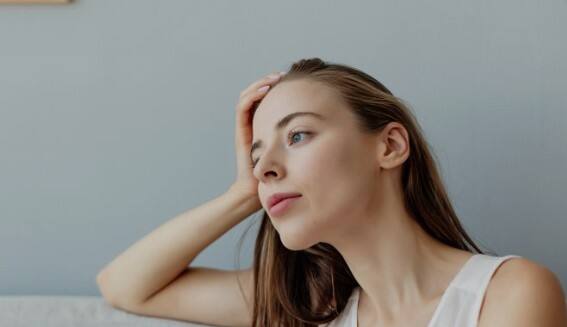 परिपूर्ण राहण्याचा विचार (Perfectionism): जर तुम्ही तुम्हाला शक्य नसाणारी गोष्ट साध्य करण्याचा सतत विचार करत असाल आणि त्यात यश मिळत नसेल तर तुम्हाला 'तुम्ही कुठेतरी नेहमी कमी पडत आहात', ही भावना सतत जाणवेल. हे तुमच्या मानसिक आरोग्यास हानीकारक असेल.