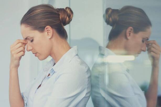 गोष्टी नियंत्रित करण्याचा प्रयत्न करणं (Trying to control everything): तुम्ही सर्वकाही नियंत्रित करू शकत नाही आणि जर तुम्ही कसा प्रयत्न करल असाल आणि तु्म्हाला यश मिळत नसेल, तर तुम्ही फक्त स्वत: ला दोष द्याल आणि तुमचं मानसिक खच्चीकरण होईल.