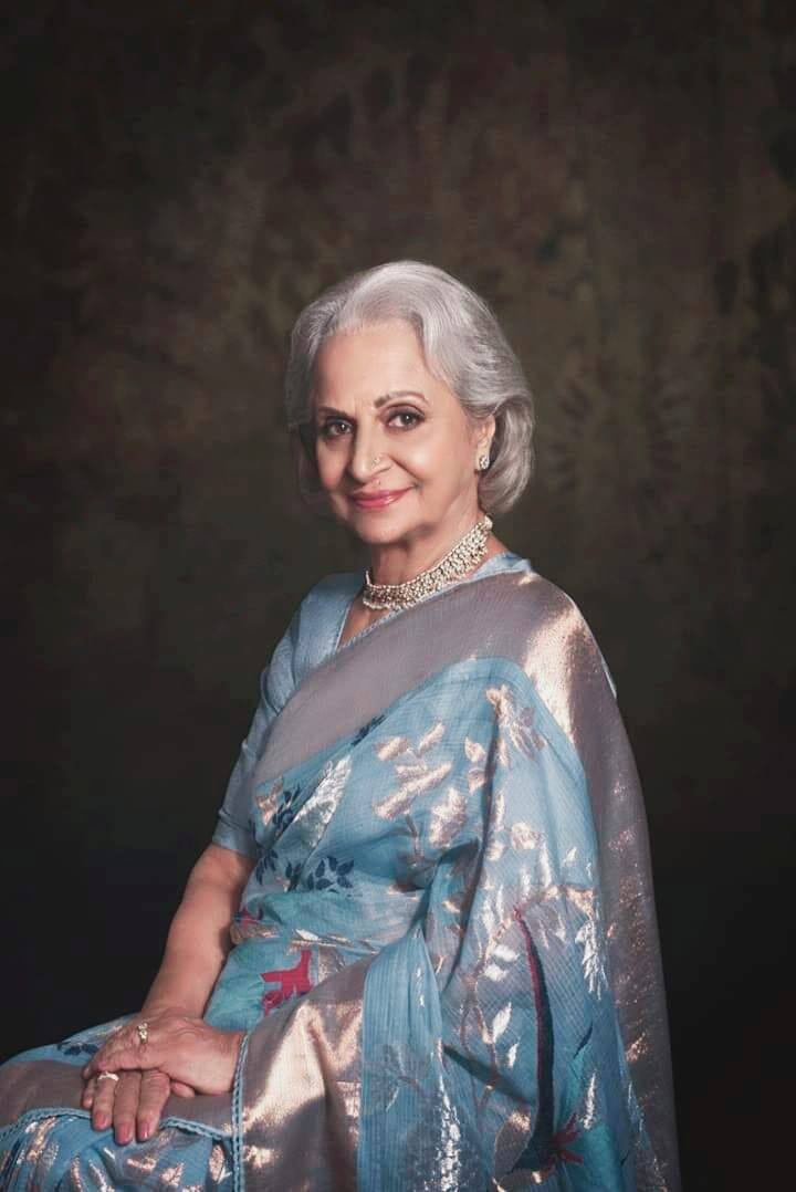 एक्ट्रेस ने राजेश खन्ना की पोल खोलते हुए ये भी कहा था कि, “ जब हम शूटिंग करते थे तो अक्सर राजेश गानों की लाइन भूल जाते हैं. ऐसे में जब कैमरा किसी और जगह पर घूमता तो वो मुझे लिरिक्स पूछ लेते थे और जब कैमरा उनपर आता था तो उसे गुनगुनाने लगते थे.”