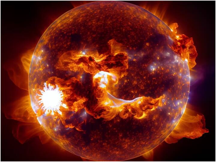 अगर इसे काफी जूम करके या करीब से देखें तो पता चलता है कि सूरज से कुछ आग की लपटें निकलकर बाहर आ रही हैं. कई बार ये इतने बड़े क्षेत्र में होती है कि अगर पृथ्वी के पास आ जाए तो पृथ्वी को काफी प्रभावित कर सकती है.
