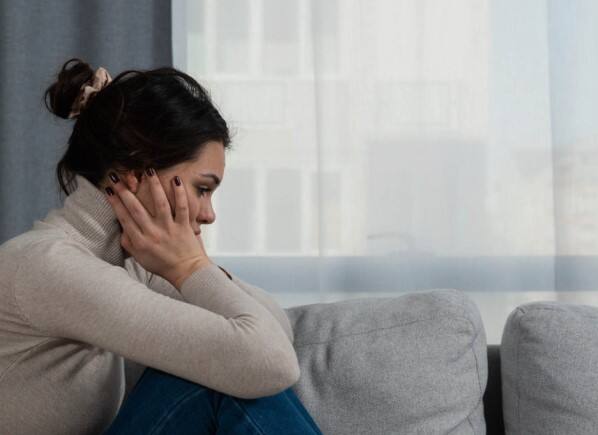 सर्वात वाईट होईल असं गृहीत धरणं (Assuming the worst will happen): जर तुम्हाला कधीच चांगल्या गोष्टी होतील असं वाटत नसेल आणि आयुष्यात सगळं वाईटच होईल, असं वाटत असेल तर हा विचार त्वरित थांबवावा. कारण यामुळे चांगल्या गोष्टींची आशा दूर होते आणि अधिक नकारात्मकता आकर्षित होते.