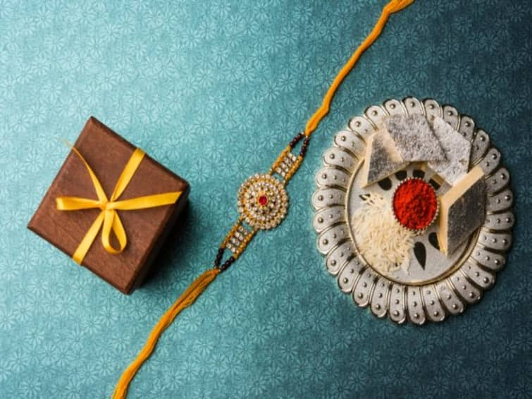 Raksha Bandhan 2023 Unique Gift Ideas For Sisters Brother Siblings Rakhi Festival Raksha Bandhan : நாளைக்கு ரக்ஷாபந்தன்.. உங்க  சகோதரிகளுக்கு இந்த பரிசுகளை கொடுத்து சர்ப்ரைஸ் பண்ணுங்க..