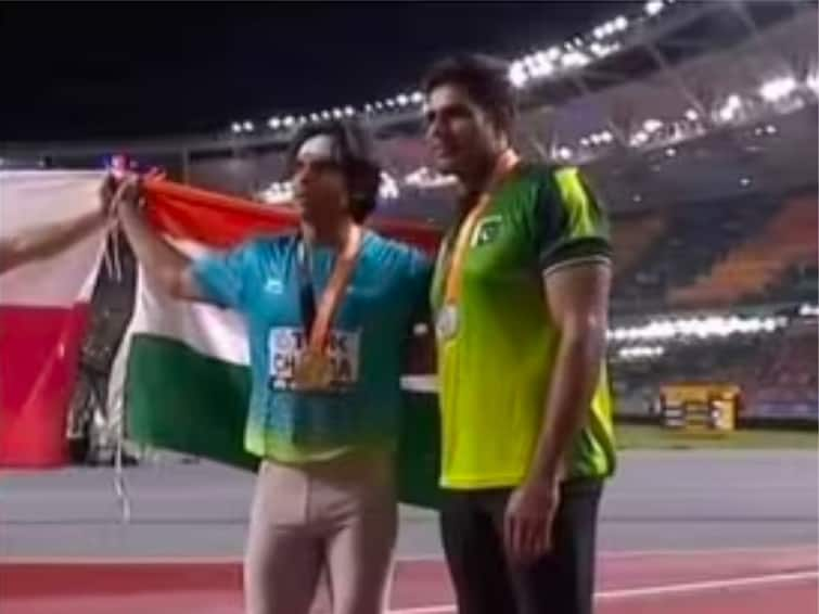 Neeraj Chopra Calls Arshad Nadeem For Picture With Indian Flag, Pakistani Athlete Does This Next