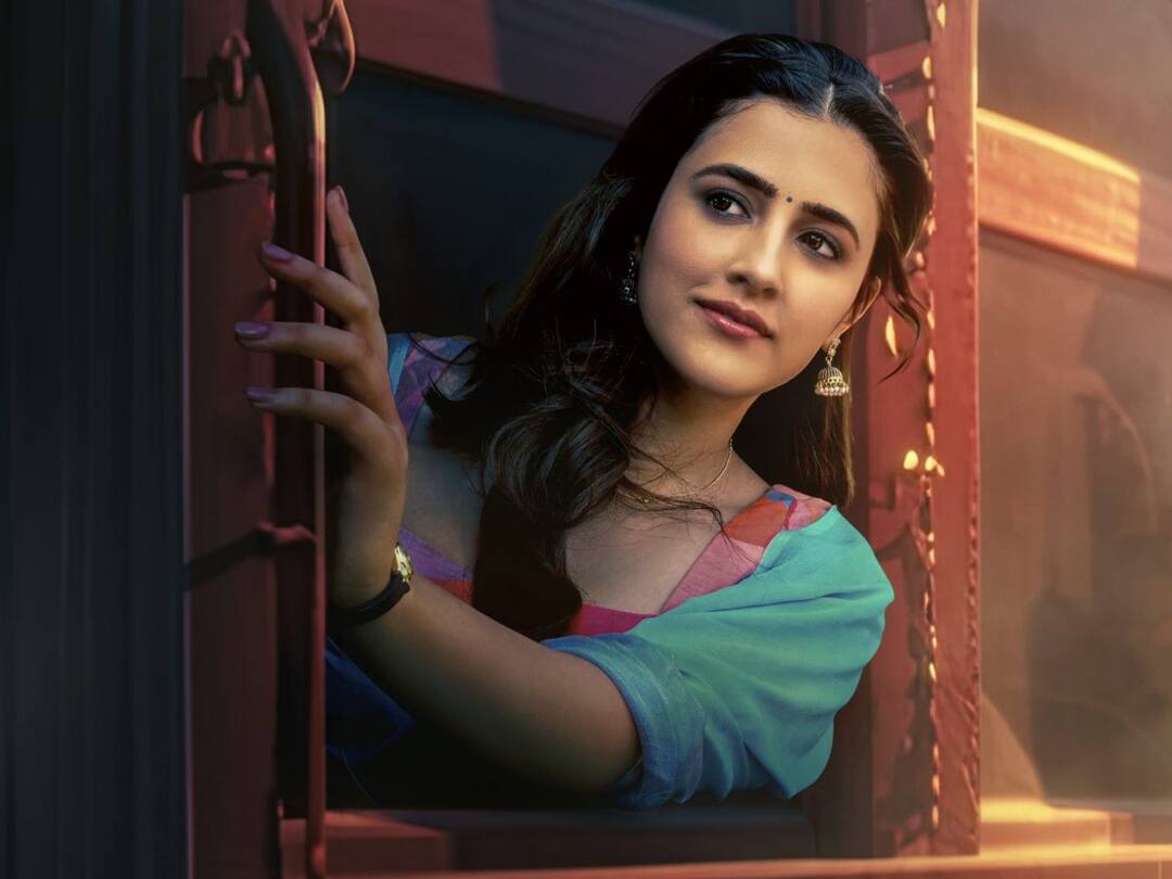 Nupur Sanon Introduced As Sara in Ravi Teja Tiger Nageswara Rao First Look Released By Kriti Sanon Tiger Nageswara Rao: ‘టైగర్’నే ప్రేమలో పడేసిన భామ - ‘సారా’గా నుపుర్ సనన్ ఫస్ట్ లుక్!