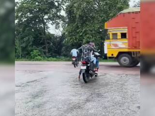 बाइक चलाते वक्त मोबाइल पर बात कर रहा था शख्स, चंद सेकंड में मौत के मुंह में चली गई जिंदगी, देखें ये खौफनाक VIDEO