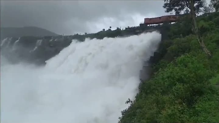 Bhandardara Dam : भंडारदरा धरणातून चार हजार क्युसेक वेगाने प्रवरा नदीपात्रात पाण्याचा विसर्ग सुरु करण्यात आला आहे.