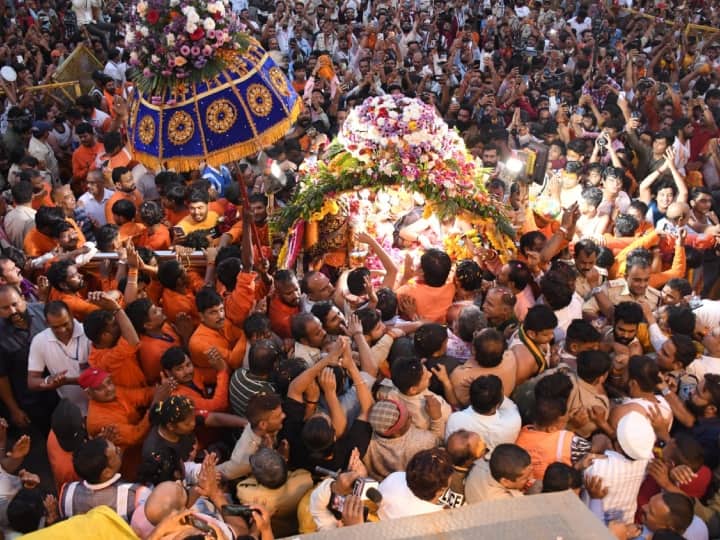 Sawan 2023 Ujjain Mahakal Sawari Lord Mahakelshwar Darshan Record breaking Crowd of Devotees ANN Sawan 2023: सावन के आखिरी सोमवार महाकाल की सवारी में उमड़ा जनसैलाब, श्रद्धालुओं की भीड़ ने तोड़े रिकॉर्ड