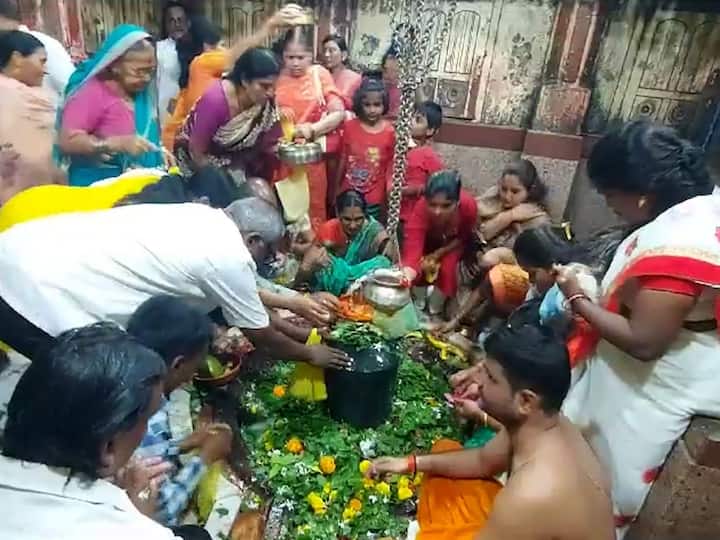 बारा ज्योतिर्लिंगापैकी एक असलेल्या परळी येथील वैद्यनाथ मंदिरात दुसऱ्या श्रावण सोमवार निमित्ताने भाविकांची दर्शनासाठी मोठी गर्दी पाहायला मिळाली.