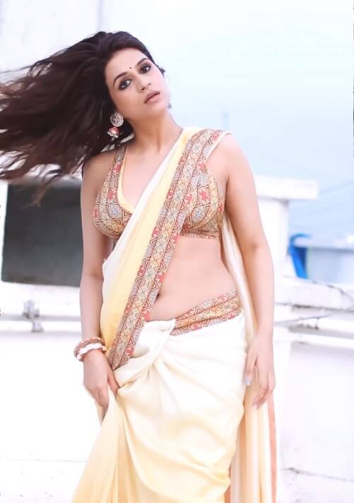 શ્રદ્ધા દાસ સાડી લૂકમાં ખૂબ જ સુંદર લાગે છે. તેના ચાહકો આ લૂકને પસંદ કરે છે.