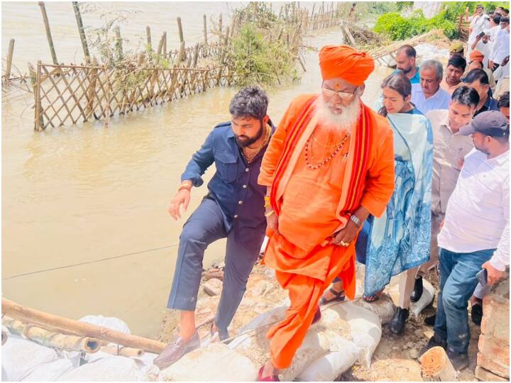 MP Sakshi Maharaj visited flood affected areas in Unnao and distributed relief materials ANN Unnao News: सांसद साक्षी महाराज ने किया बाढ़ प्रभावित इलाकों का दौरा, पीड़ितों को बांटी राहत सामग्री