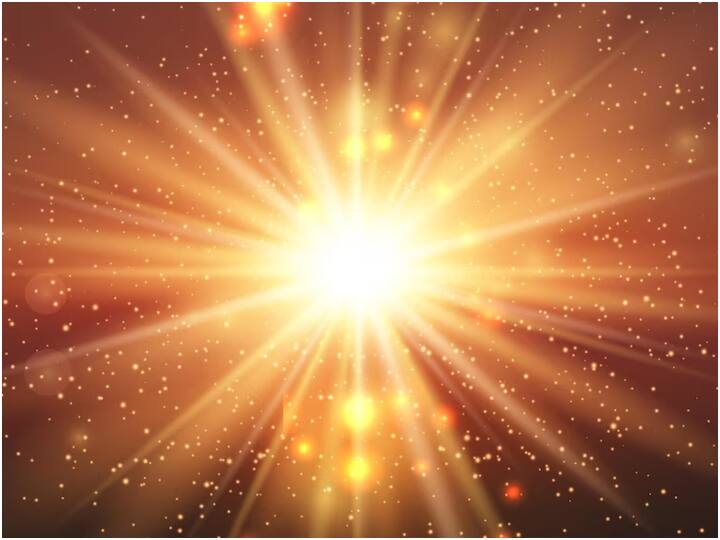 दरअसल, सूर्य में कुछ मैग्नेटिक एनर्जी रिलीज होती है, जिसकी वजह से कुछ लाइट और उसके सौर पार्टिकल्स सूरज से काफी तेजी से निकलते हैं. ये ब्लास्ट ऐसे होते हैं कि इसमें कई हाइड्रोजन बम जितनी एनर्जी निकलती है.