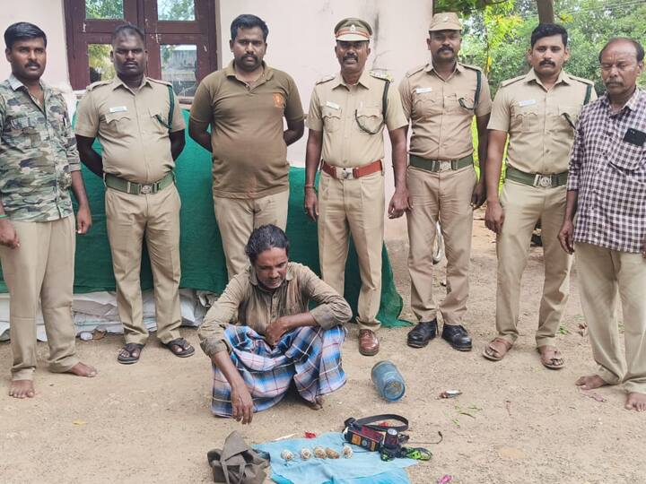 Narikukurar arrested with country-made explosives near mailam 5 country-made bombs seized  நாட்டு வெடிகுண்டுகளுடன் சுற்றித் திரிந்த நரிக்குறவர்.. கைது செய்த காவல்துறை.. மயிலத்தில் பரபரப்பு..!