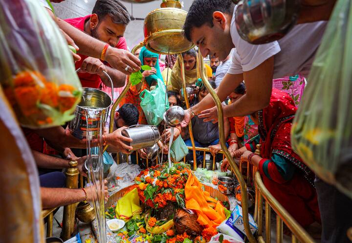 Mahadev Mandir : उत्तर भारतातील श्रावण महिन्यातील शेवटच्या सोमवारी देशभरातील महादेवाच्या मंदिरात भाविकांनी गर्दी केली.