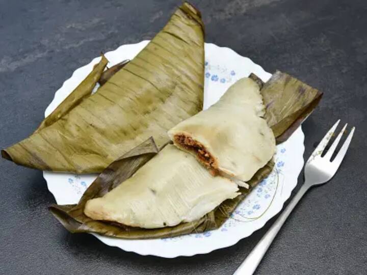 பிறகு இட்லி குக்கரில், தண்ணீர் சூடு செய்து, செய்த இலை அடையை வைக்கவும். பிறகு 15 நிமிடம் வேகவைத்தால் சுவையான இலை அடை தயார்.