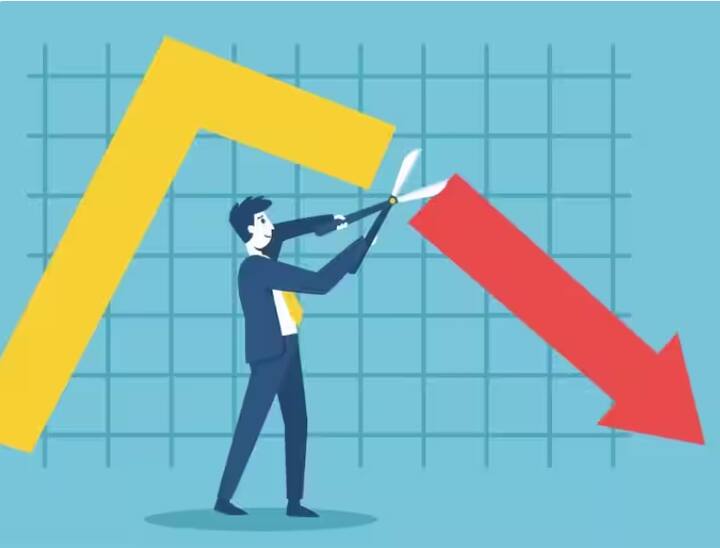 ਸਾਲ 2022 ਤੋਂ 2023 ਤੱਕ ਅਮਰੀਕਾ ਤੋਂ ਲੈ ਕੇ ਭਾਰਤ ਅਤੇ ਪੂਰੀ ਦੁਨੀਆ ਵਿੱਚ ਵੱਡੀਆਂ ਕੰਪਨੀਆਂ ਨੇ ਕਰਮਚਾਰੀਆਂ ਦੀ ਛਾਂਟੀ ਕੀਤੀ ਹੈ। ਮਾਈਕ੍ਰੋਸਾਫਟ, ਅਮੇਜ਼ਨ, ਟਵਿੱਟਰ, ਵਾਲਮਾਰਟ, ਇਨਫੋਸਿਸ, ਵਿਪਰੋ ਅਤੇ ਕਈ ਸਟਾਰਟਅੱਪ ਕੰਪਨੀਆਂ ਨੇ ਵੱਡੀ ਗਿਣਤੀ 'ਚ ਕਰਮਚਾਰੀਆਂ ਨੂੰ ਨੌਕਰੀ ਤੋਂ ਕੱਢ ਦਿੱਤਾ ਹੈ।