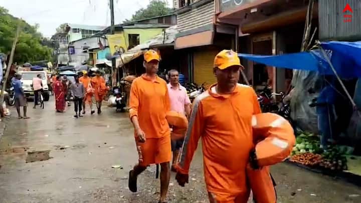 জানা গিয়েছে, রবিবার রাত ১১ টার পর থেকে জল ঢুকতে শুরু করে বানারহাটে। ধীরে ধীরে জলমগ্ন হয়ে পড়ে একের পর এক বাড়ি, জলের স্রোত এতটাই ছিল যে রাস্তার পিচের চাদর উঠে যায়।