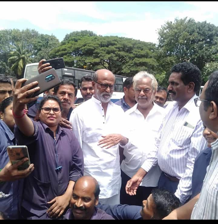 Rajinikanth Surprise Visit BMTC Bengaluru : सुपरस्टार व्हायच्या आधी रजनीकांत हा बंगळुरुमधील एका बस डेपोमध्ये कंडक्टर म्हणून काम करायचा.