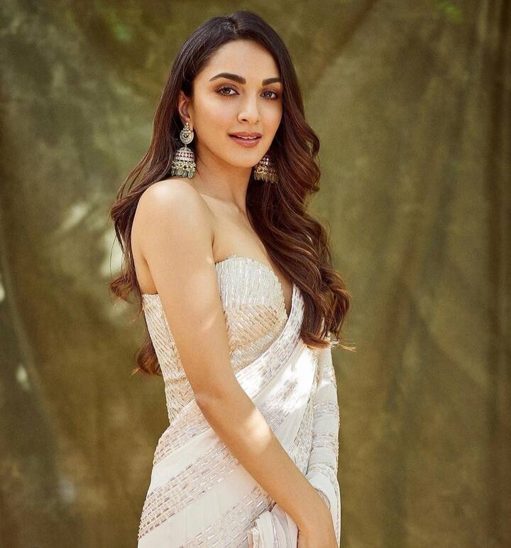 आपके लुक पर आप की हेयर स्टाइल चार चांद लगाने का काम करती है.  तो आप साड़ी पहन रहे हो या फिर सूट अपनी ड्रेस के अकॉर्डिंग हेयर स्टाइल कीजिए.  लाइट कर्ल किसी भी अटायर के साथ सबसे खूबसूरत लगते हैं.