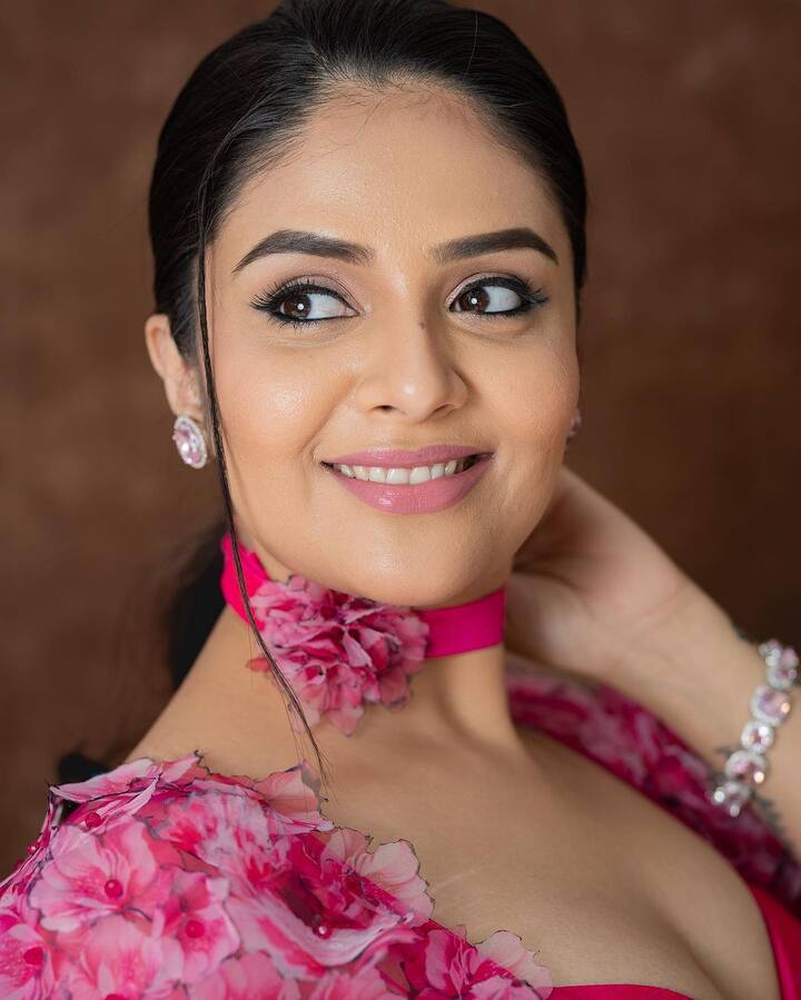 బుల్లితెర రాములమ్మ శ్రీముఖి మరోసారి అదరగొట్టారు. అందం అంటే అందాల ప్రదర్శన కాదని, చక్కని డ్రస్సులో కనిపించడం అని చూపించారు. (Image Courtesy : sreemukhi / Instagram)