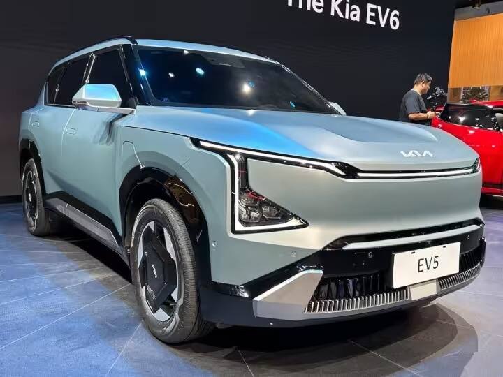 SUV একটি আক্রমনাত্মক 'টাইগার নোজ' ফ্রন্ট ফ্যাসিয়া এবং পিছনে একটি মোড়ানো বিন্যাস সহ একটি লম্বা হালকা ক্লাস্টার পায়। এগুলি ছাড়াও এতে উপস্থিত সেট-ব্যাক ডি-পিলারগুলি এসইউভিটিকে ফ্যামিলি কার করে তুলেছে। এছাড়াও পিছনের উইং এরোডাইনামিকসকে বাড়িয়ে তোলে, যা EV5 কে বৈদ্যুতিক SUV হিসাবে তুলে ধরে।