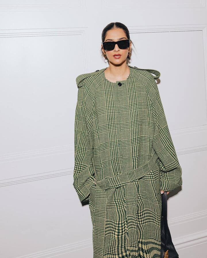 सोनम के पिता अनिल कपूर बॉलीवुड के सुपरस्टार्स में शुमार हैं तो वहीं बड़े पापा बोनी कपूर दिग्गज फिल्ममेकर हैं. साथ ही अंकल संजय कपूर भी फिल्मों में जाना माना नाम हैं. लेकिन क्या आप जानते हैं कि महज पंद्रह साल की उम्र में सोनम ने एक रेस्टोरेंट में वेट्रेस का काम करने का फैसला किया था.