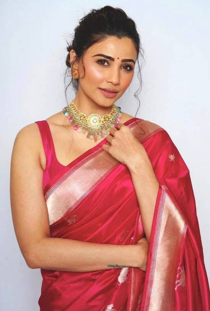 रक्षाबंधन के मौके पर नई नवेली दुल्हन सटल रंग के जगह अगर ब्राइट कलर्स पहनती है, तो बहुत ही खूबसूरत लगती हैं. आप रक्षाबंधन के मौके पर लाल, पीला, नारंगी, हारा या फिर रॉयल ब्लू कलर की साड़ी, सूट या सिंपल लहंगा भी पहन सकती हैं. यह रंग आपके ऊपर बहुत ही खिलकर आएंगे.