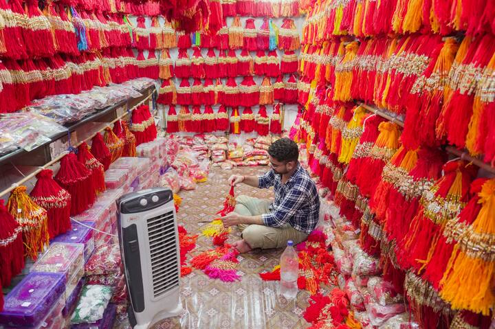 विविधरंगी राख्यांनी बाजारपेठा फुलल्या आहेत.