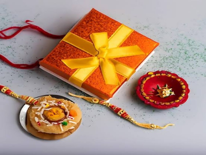 Precious Memories - Rakhi Gift for Sister with Wrapped Chocolates –  CHOCOCRAFT