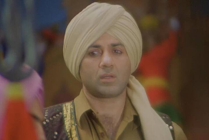 बड़े घर की बेटी जो होती है उनमें थोड़ी तुनकबाजी आ जाती है. हम लोग छोटे घर के लोग हैं. हम लोग प्यार मोहब्बत से रहते हैं. वो भी रहती हैं पर थोड़ा सा एटीट्यूड है. एक अदा है जो टेढ़ा मेढ़ा हो जाता है, बाकी इंसान अच्छी हैं.