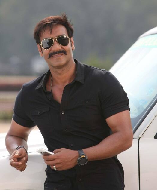 अजय ने कहा था- सलमान तुम्हें भी ऐसा ही फील हुआ था? इस पर सलमान का रिएक्शन सामने आया- क्या बोल रहा है, अजय ने कहा - मुझे याद है तुम मुझे बता रहे थे, जब आपका ब्रेकअप हुआ था..जब आपको पता चला के यु नू? कि आपकी एक्स गर्लफ्रेंड किसी और के साथ है तो आपका भी रिएक्शन भी ऐसा ही था. अरे वही जिसने पैंतालिस-बत्तिस कितने फोन किए थे? ये सुनकर सलमान खान जोर जोर से हंस पड़े थे.