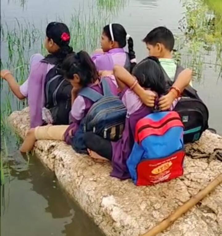 अवघ्या 7 वर्षांचे लेकरू जीव मुठीत धरून सडलेल्या थर्माकोलच्या तराफ्यावरून शाळा गाठत असल्याचे चित्र औरंगाबादच्या भिवधानोरा गावात पाहायला मिळत आहे.