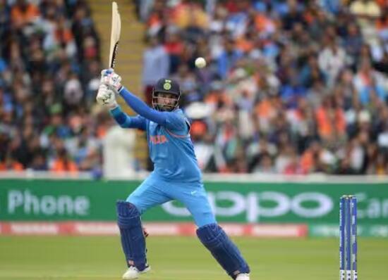 ਟੀਮ ਇੰਡੀਆ ਲਈ 2019 ਵਨਡੇ ਵਿਸ਼ਵ ਕੱਪ ਤੋਂ ਲੈ ਕੇ ਹੁਣ ਤੱਕ ਬੱਲੇਬਾਜ਼ੀ ਕ੍ਰਮ ਵਿੱਚ ਇੱਕ ਸਮੱਸਿਆ ਬਣੀ ਹੋਈ ਹੈ ਕਿ ਕਿਸ ਖਿਡਾਰੀ ਨੂੰ ਨੰਬਰ 4 'ਤੇ ਮੌਕਾ ਦੇਣਾ ਚਾਹੀਦਾ ਹੈ। ਅਜਿਹੇ 'ਚ ਅਸੀਂ ਤੁਹਾਨੂੰ ਵਨਡੇ 'ਚ ਉਨ੍ਹਾਂ 5 ਖਿਡਾਰੀਆਂ ਬਾਰੇ ਦੱਸਣ ਜਾ ਰਹੇ ਹਾਂ, ਜਿਨ੍ਹਾਂ ਨੇ ਇਸ ਨੰਬਰ 'ਤੇ ਭਾਰਤ ਲਈ ਸਭ ਤੋਂ ਜ਼ਿਆਦਾ ਦੌੜਾਂ ਬਣਾਈਆਂ ਹਨ।