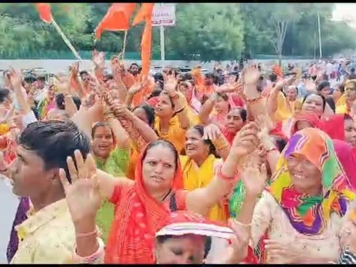 भगवान महाकालेश्वर की शाही सवारी में सैकड़ों की संख्या में भक्त शामिल हुए. ये भक्त भगवान भोलेनाथ की भक्ति में लीन नाचते-गाते नजर आए.