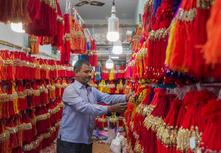 राख्यांमध्ये मोती, जरी आणि रुद्राक्षच्या राख्यांना अधिक मागणी आहे.