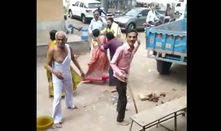 Jamnagar News: two family fight in jamnagar over the land dispute, video viral on internet Jamnagar: જગ્યા પચાવી પાડવા મામલે બે પરિવારો વચ્ચે લાકડીઓ ઉડી, પોલીસની ચૂપકીદી