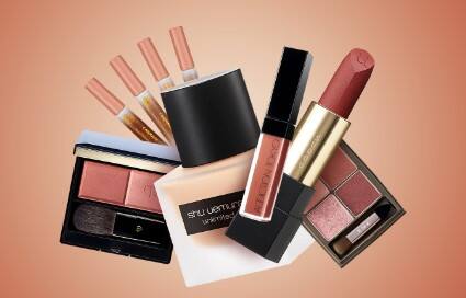 बहिणीला गिफ्ट देण्यासाठी बरेच ऑप्शन उपलब्ध आहेत. तुमची बहिण कितीही लहान किंवा मोठी असेल तरी तिला मेकअपचं साहित्य नक्कीच आवडत असेल. त्यामुळे बहिणीला तुम्ही लिपस्टिक, मेकअप बॉक्स, काजळ, नेलपेंट, आयलायनर भेट देऊ शकता.