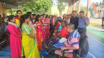 जवानांच्या पोलादी मनगटांवर भारतमातेच्या जयघोषात राख्या बांधल्या.