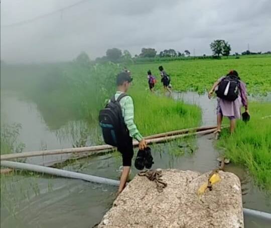 विषारी साप थर्माकोलच्या तराफ्यावर येऊन बसू नयेत म्हणून मुलांच्या हातात काठीचा सहारा आणि मनात जीवघेण्या प्रवासाची भीती.