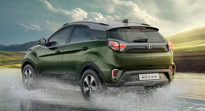 ત્રીજા વિકલ્પ તરીકે તમે ટાટા નેક્સોન પસંદ કરી શકો છો જેમાં સનરૂફ, એન્ડ્રોઇડ ઓટો અને એપલ કારપ્લે સાથે સાત ઇંચની ટચસ્ક્રીન ઇન્ફોટેનમેન્ટ સિસ્ટમ, ડિજિટલ ઇન્સ્ટ્રુમેન્ટ ક્લસ્ટર, વૉઇસ કમાન્ડ્સ, કૂલ્ડ ગ્લોવબોક્સ, પાછળના વેન્ટ્સ સાથે ઓટો એસી પણ મળે છે. ક્રુઝ કંટ્રોલ અને રેઈન સેન્સિંગ વાઈપર્સ, વેન્ટિલેટેડ ફ્રન્ટ સીટ, ઓટો-ડિમિંગ IRVM જેવી સુવિધાઓ પણ ઉપલબ્ધ છે. Nexonની એક્સ-શોરૂમ પ્રારંભિક કિંમત રૂ. 7.99 લાખ છે.