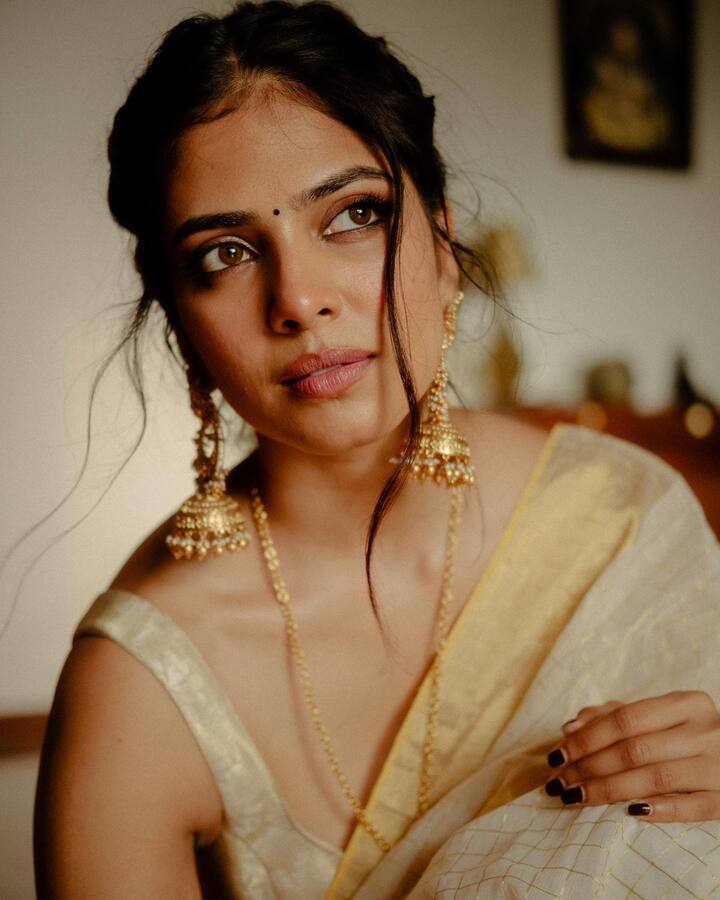 మాళవిక మోహనన్ అందమైన ఫోటోలు -Image Credit: Malavika Mohanan/Instagram