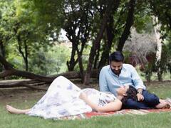 Swara Bhasker Maternity Photoshoot:बगीचे में लेटे हुए स्वरा भास्कर ने पति फहद के साथ कराया मैटरनिटी शूट, बेबी बंप फ्लॉन्ट करती आईं नजर